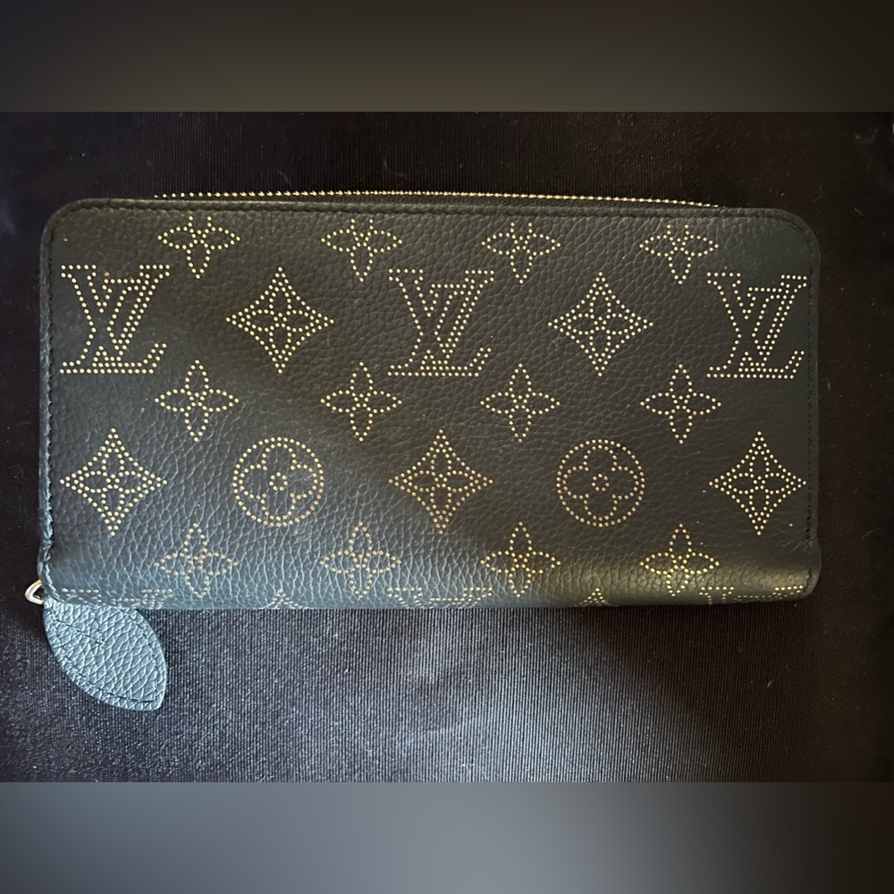 LOUIS VUITTON
🎁SOLD!🎁Black Monogram Mahina Constellation Leather Zippy Wallet